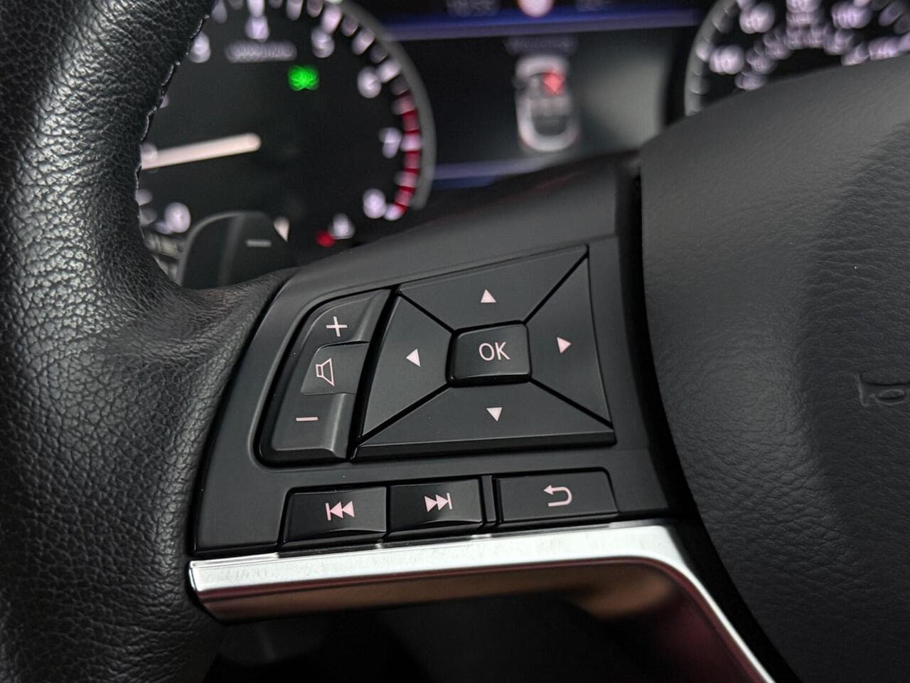 Nissan Juke thumbnail Misc Controls
