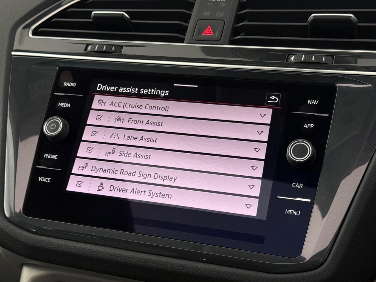 Volkswagen Tiguan thumbnail Infotainment System