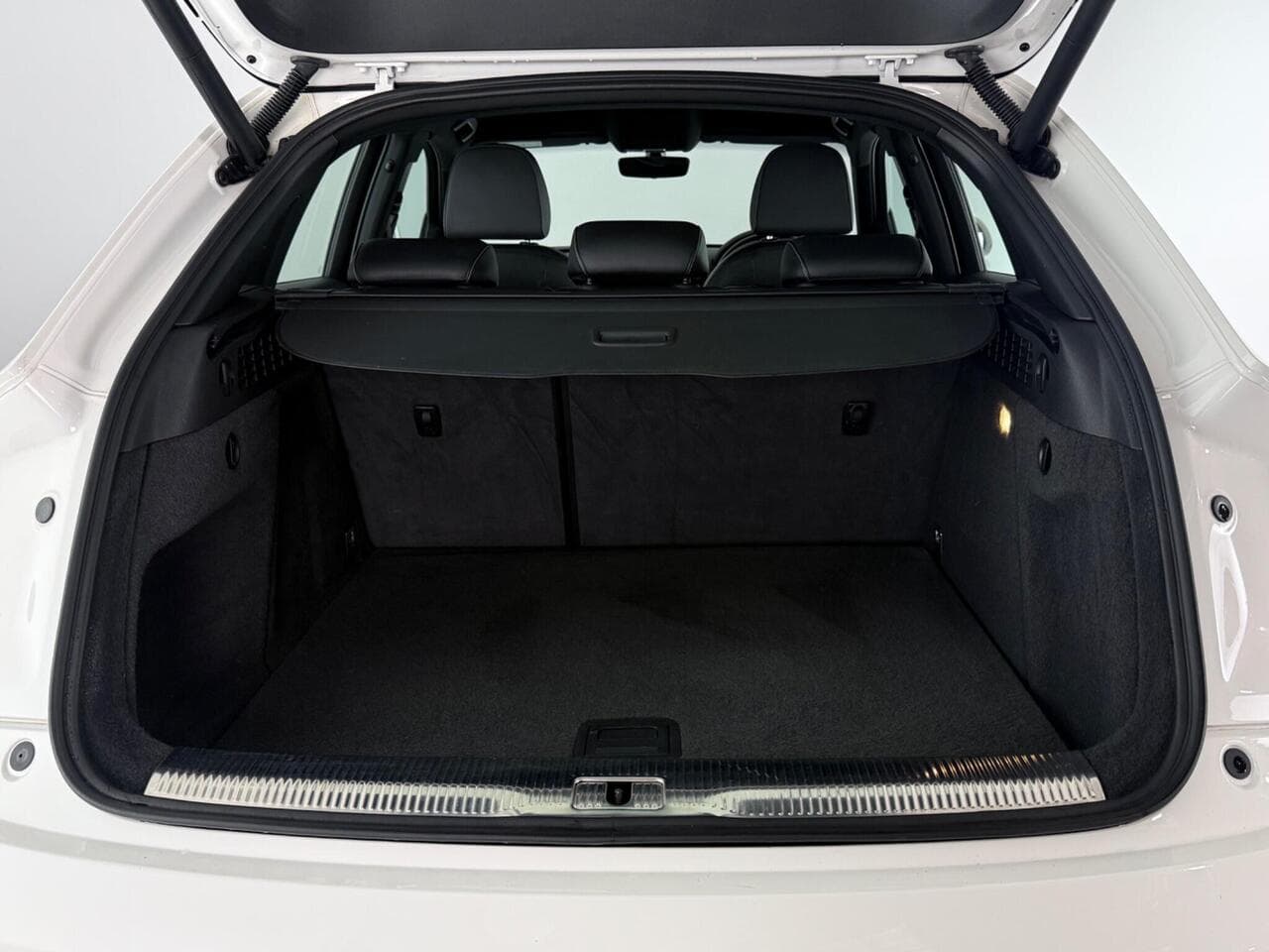 Audi Q3 thumbnail Boot
