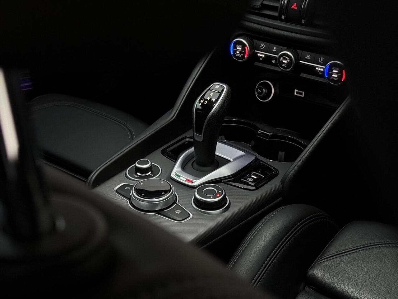 Alfa Romeo Giulia thumbnail Interior Front