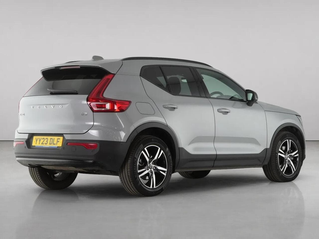 Volvo XC40 thumbnail Rear Right