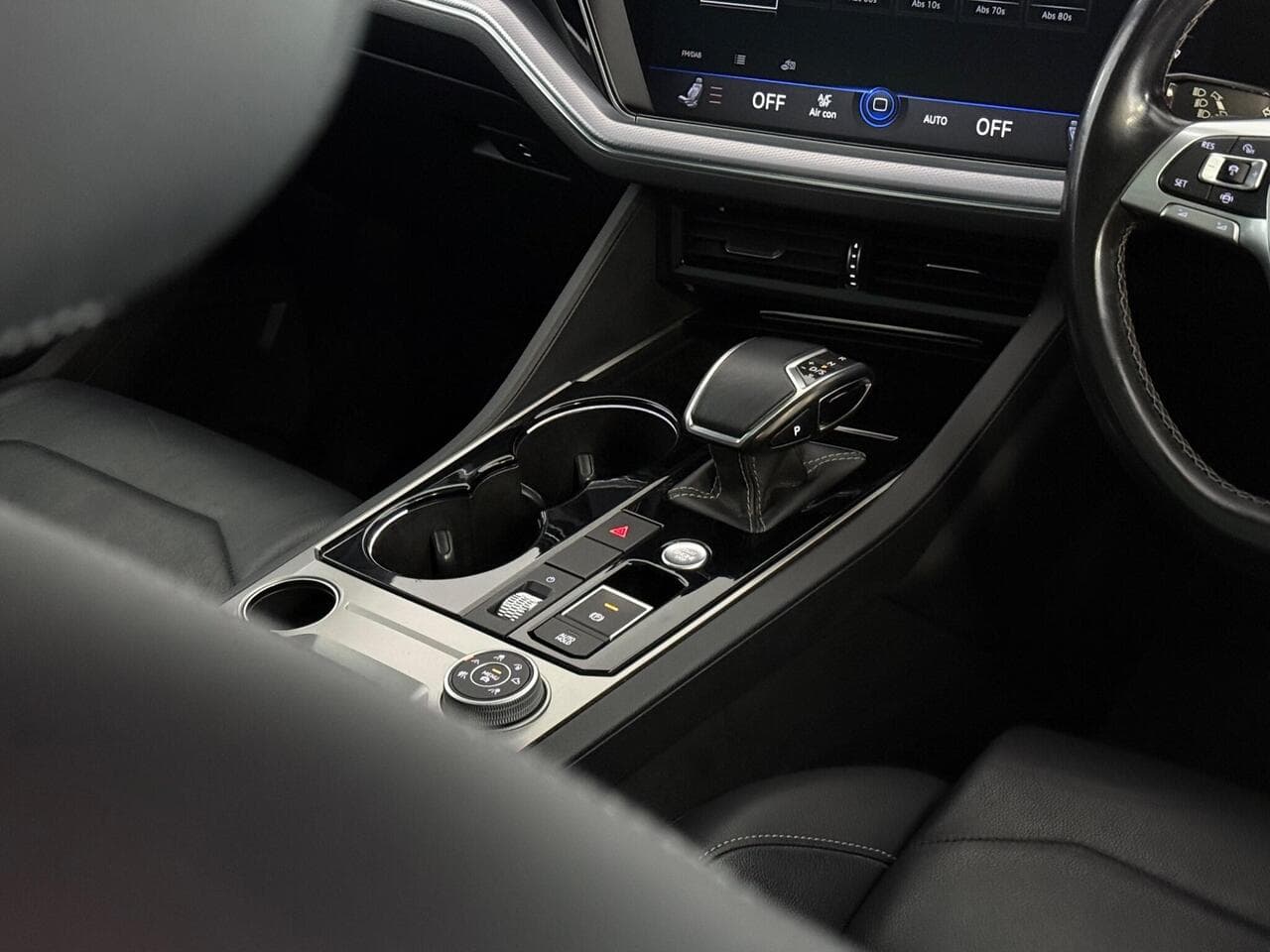 Volkswagen Touareg thumbnail Interior Front