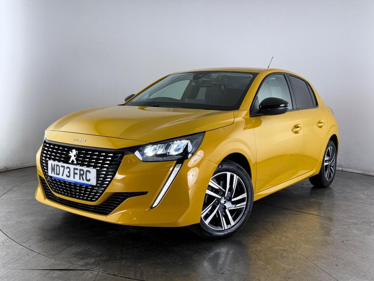 Peugeot 208 thumbnail Front Left