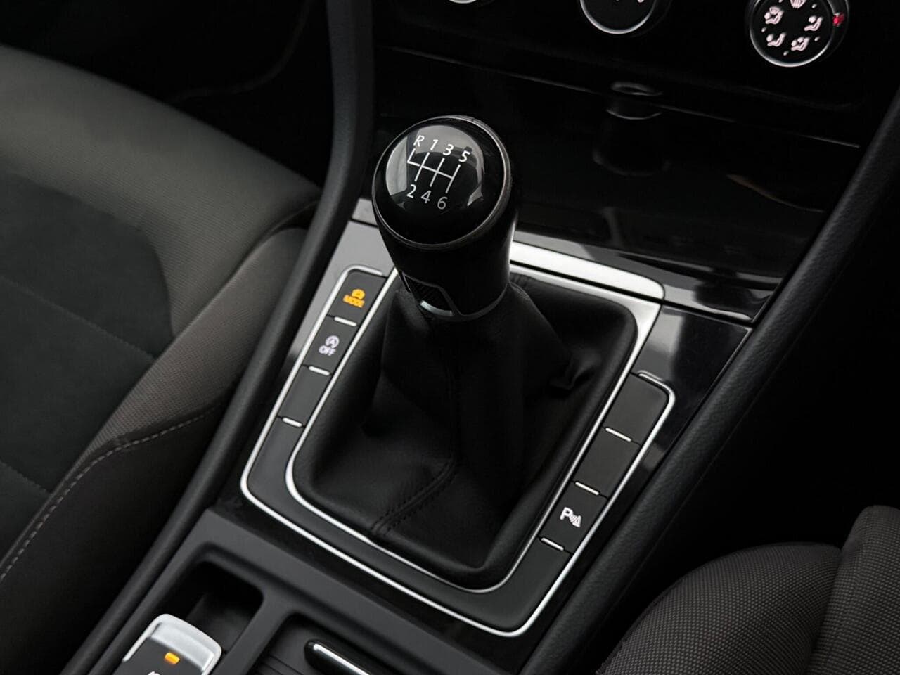 Volkswagen Golf thumbnail Interior Front