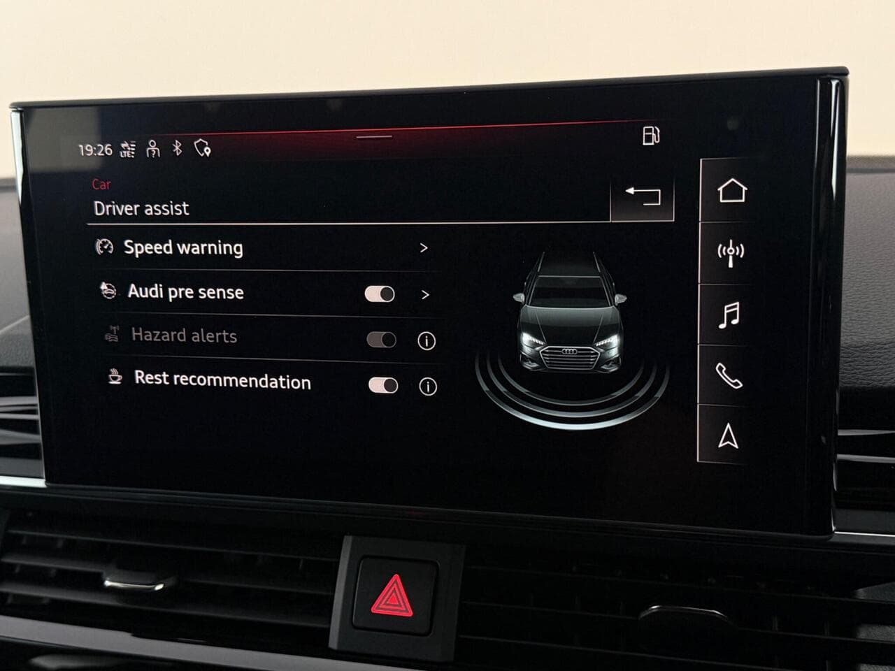 Audi A4 Avant thumbnail Infotainment System