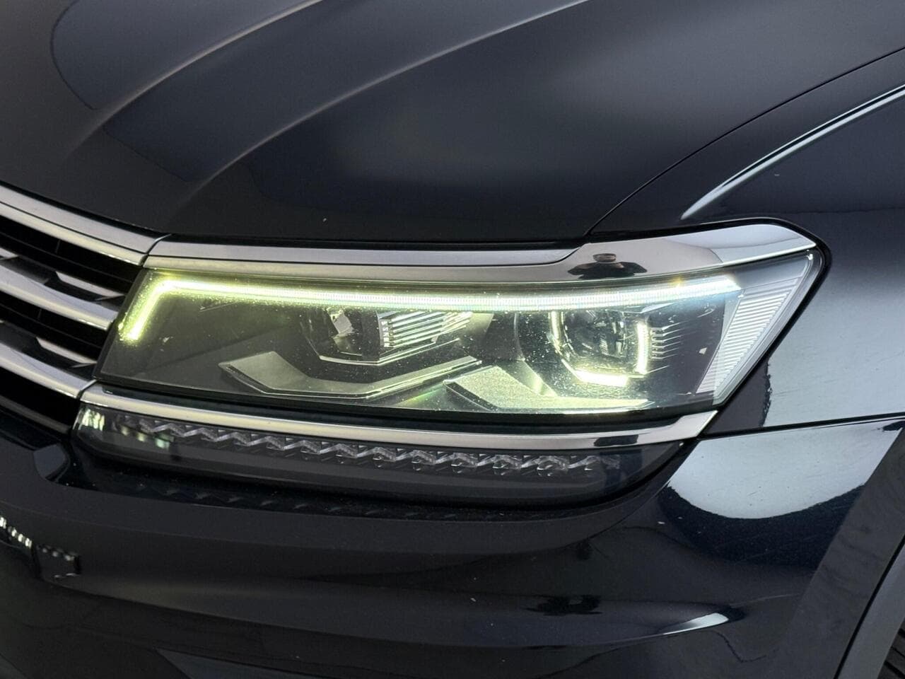 Volkswagen Tiguan thumbnail Lights Front