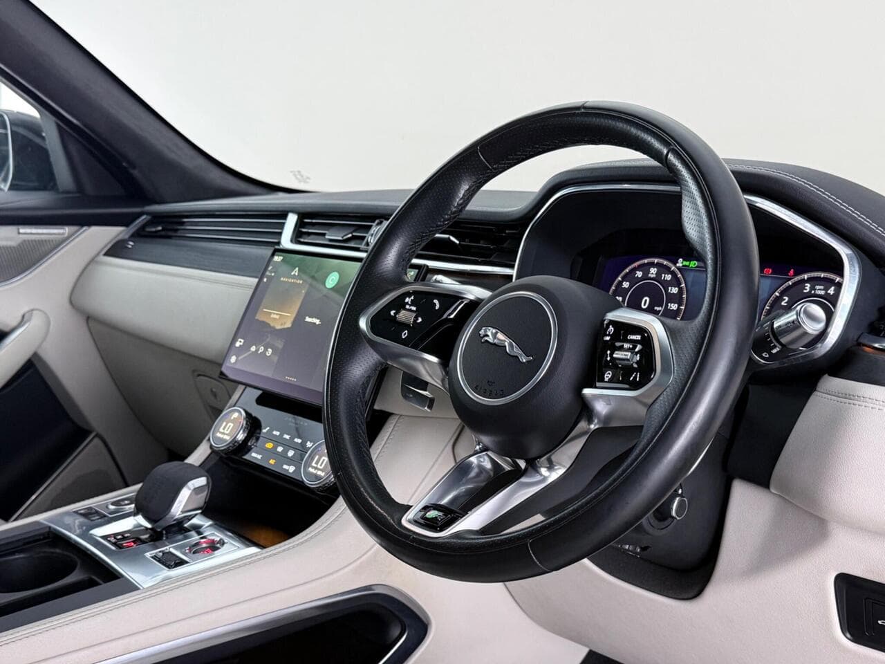 Jaguar F-PACE thumbnail Interior Front