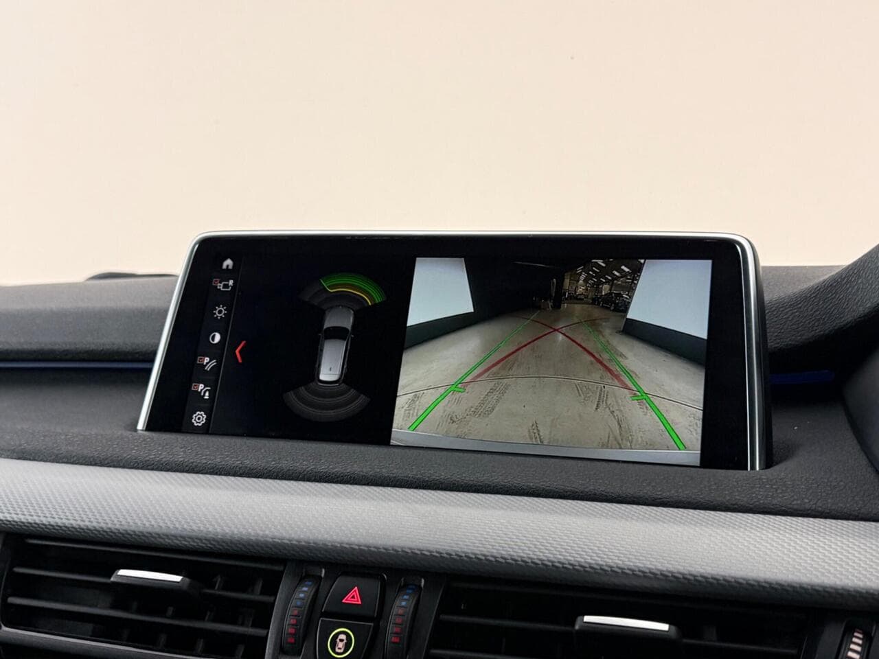 BMW X5 thumbnail Infotainment System