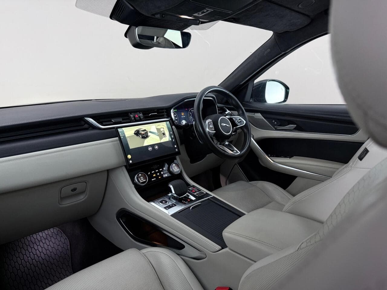 Jaguar F-PACE thumbnail Interior Front