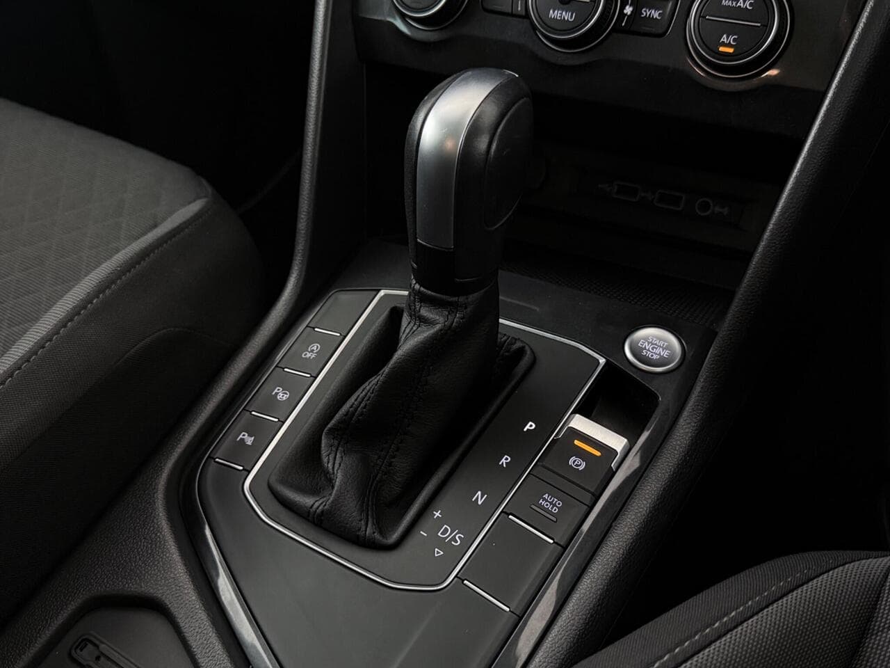Volkswagen Tiguan thumbnail Interior Front