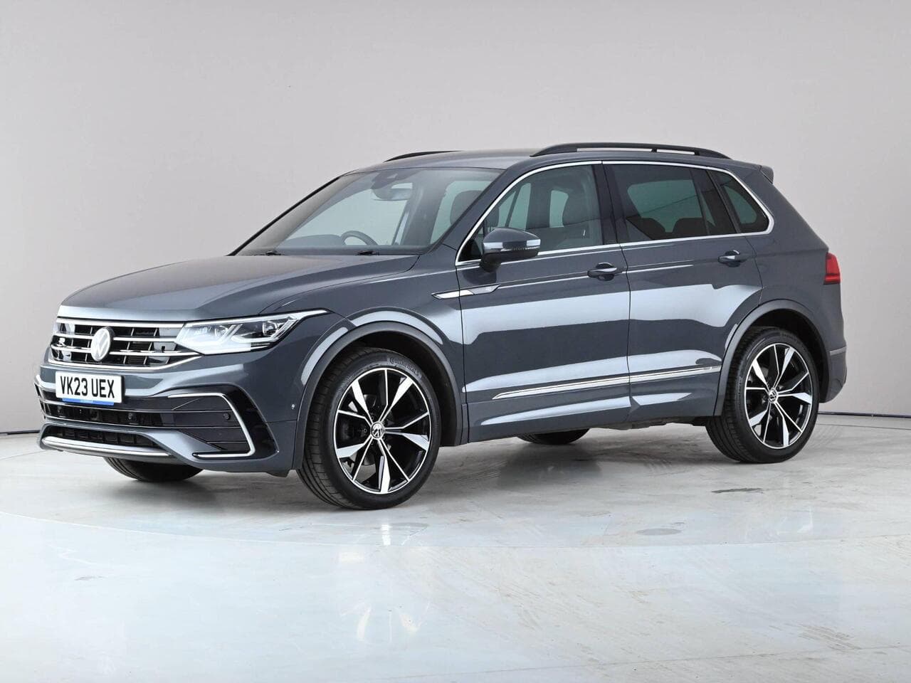 Volkswagen Tiguan thumbnail Front Left