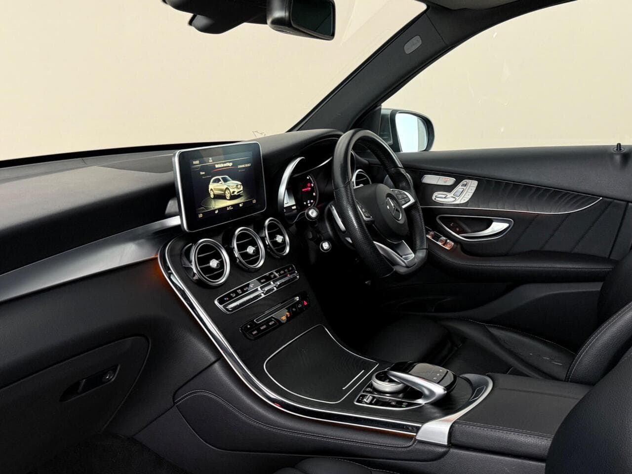Mercedes-Benz GLC thumbnail Interior Front