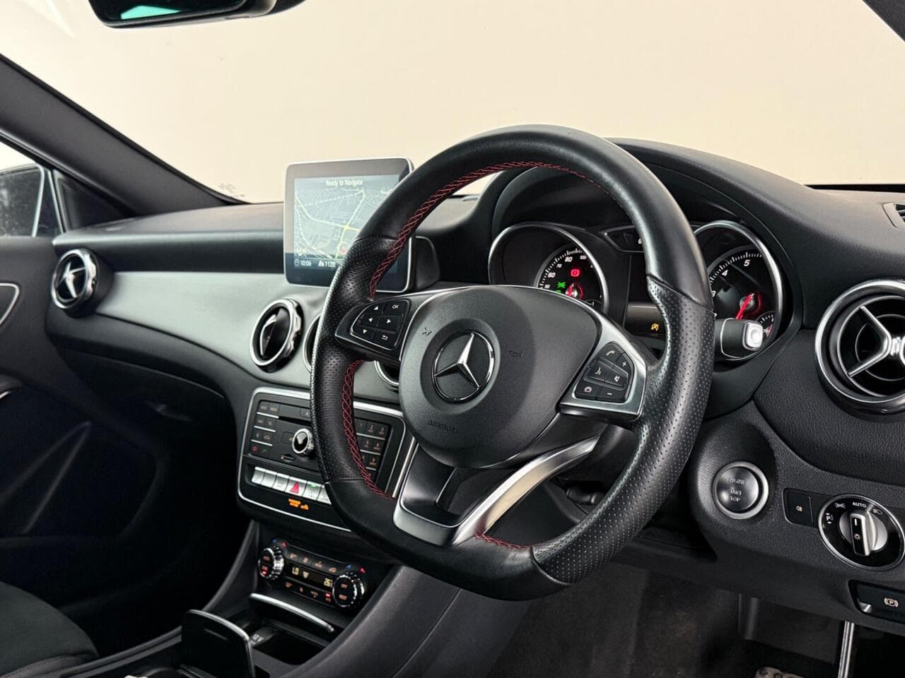 Mercedes-Benz GLA thumbnail Interior Front
