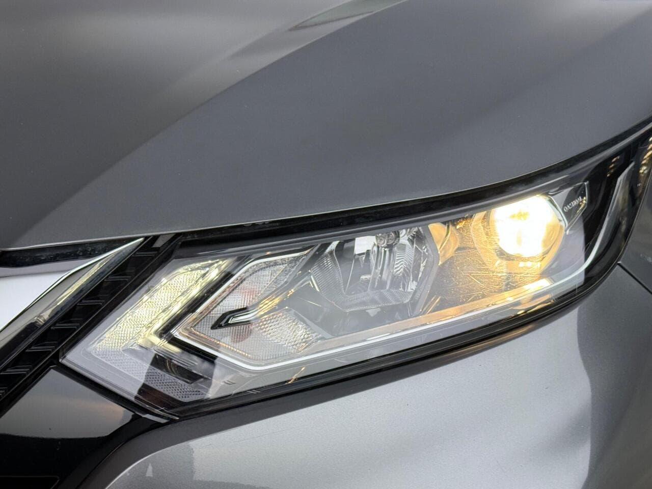 Nissan Qashqai thumbnail Lights Front