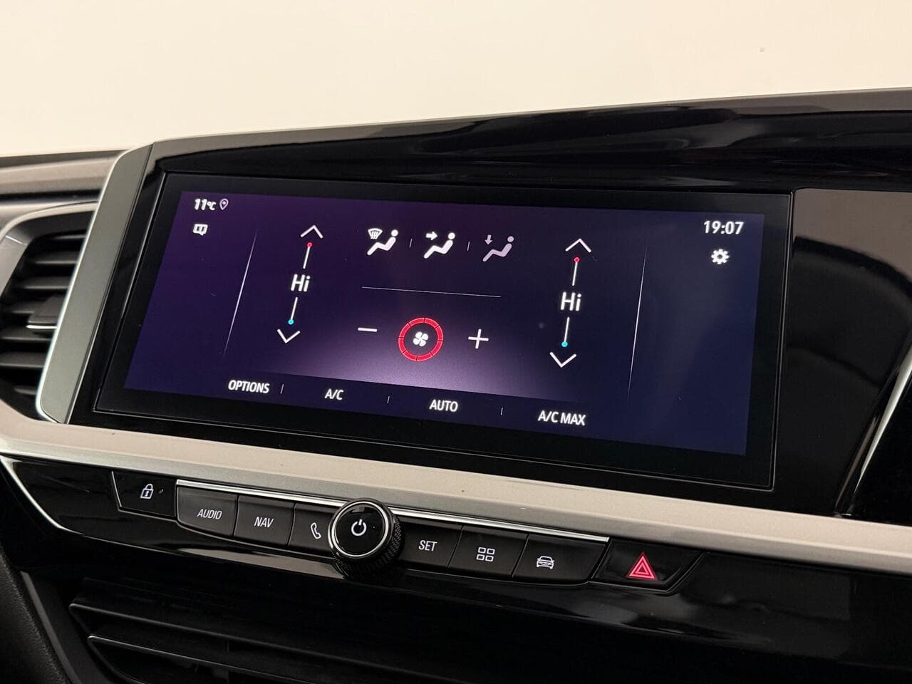 Vauxhall Grandland thumbnail Infotainment System