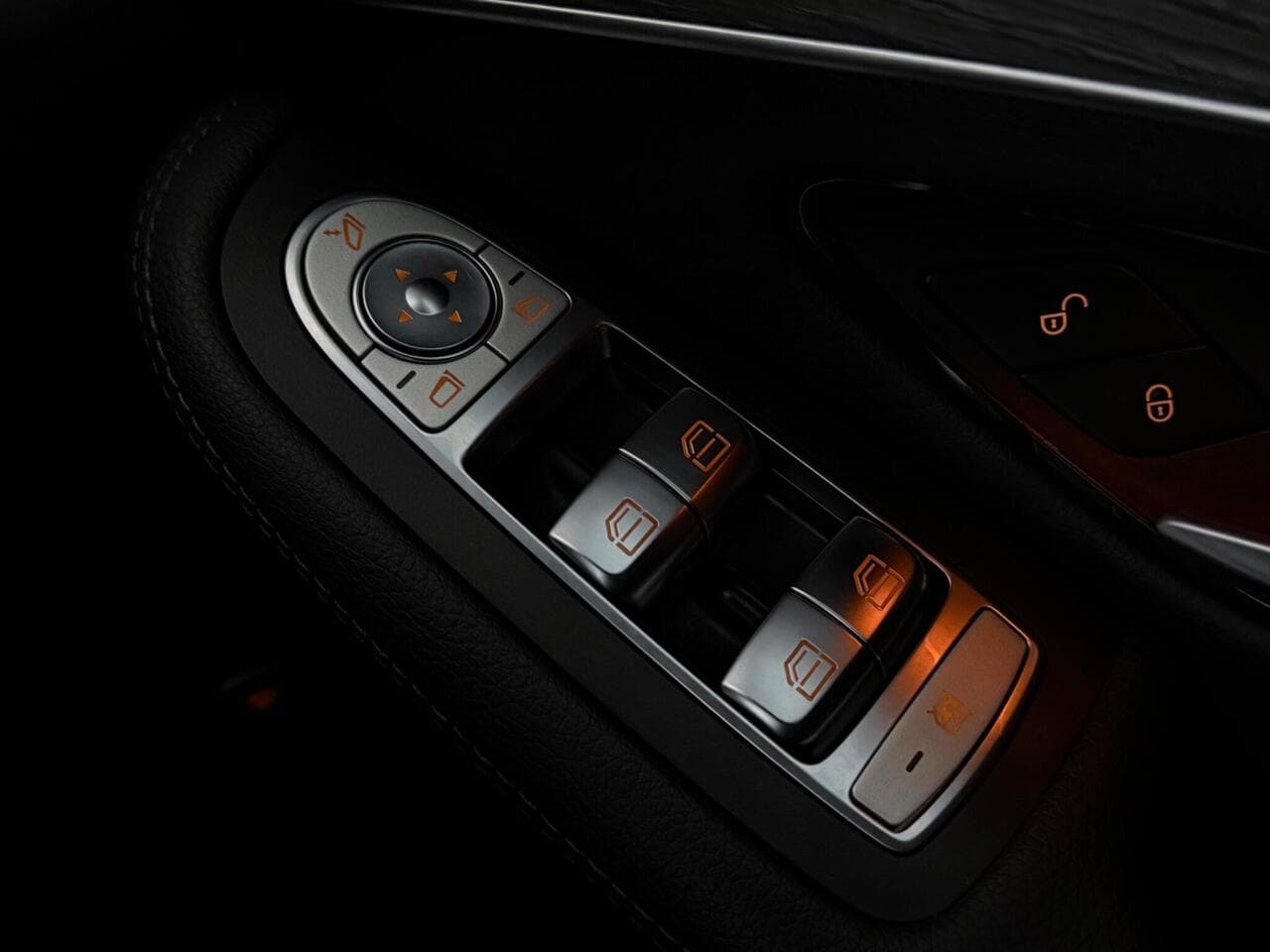 Mercedes-Benz GLC thumbnail Interior Front