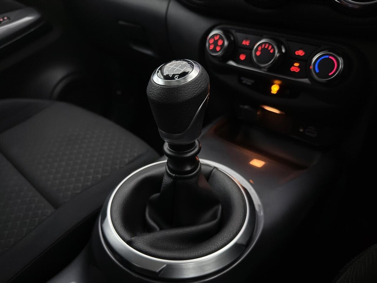 Nissan Juke thumbnail Interior Front