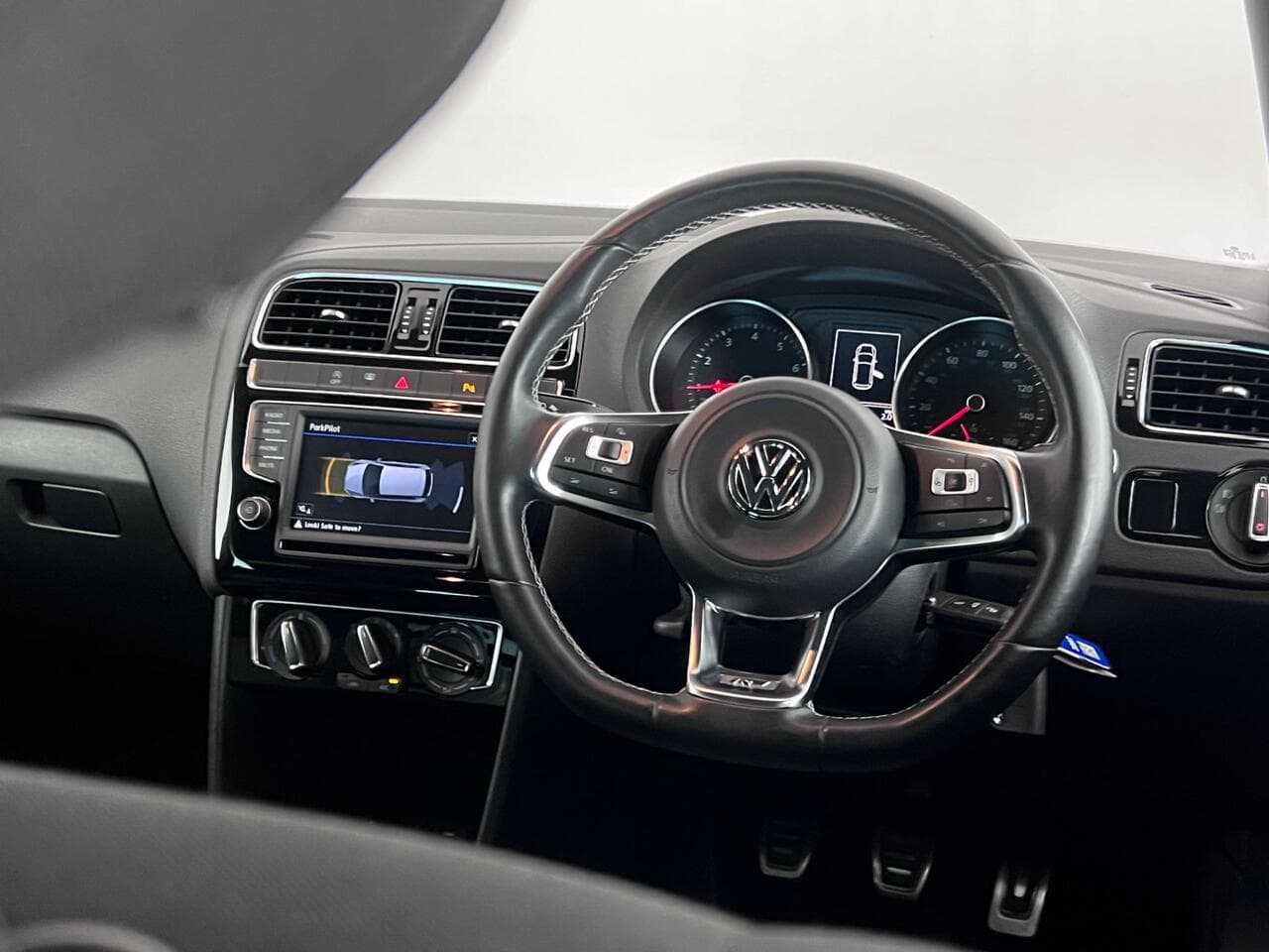 Volkswagen Polo thumbnail Steering Wheel