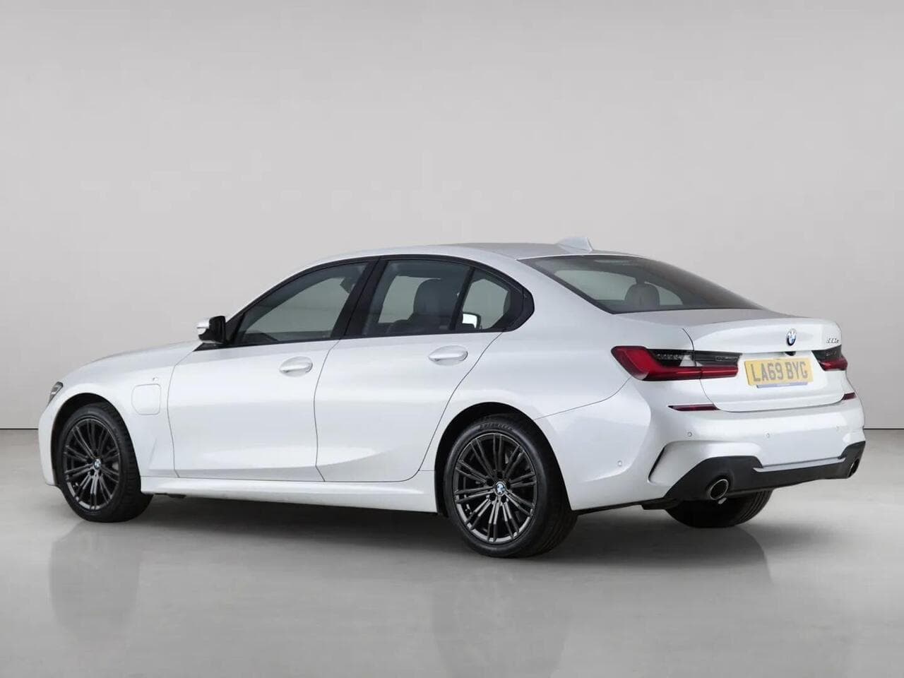 BMW 3 Series thumbnail Rear Left