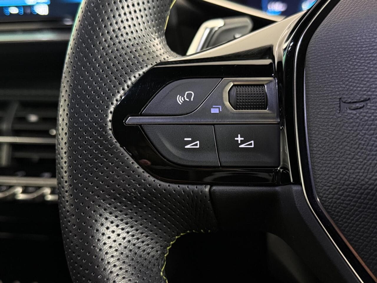 Peugeot 208 thumbnail Misc Controls