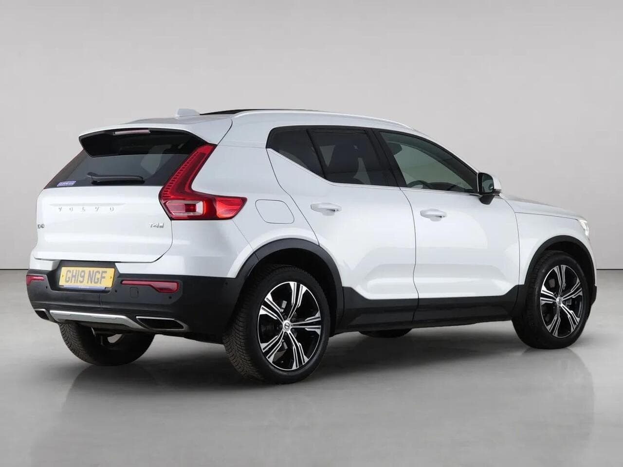 Volvo XC40 thumbnail Rear Right
