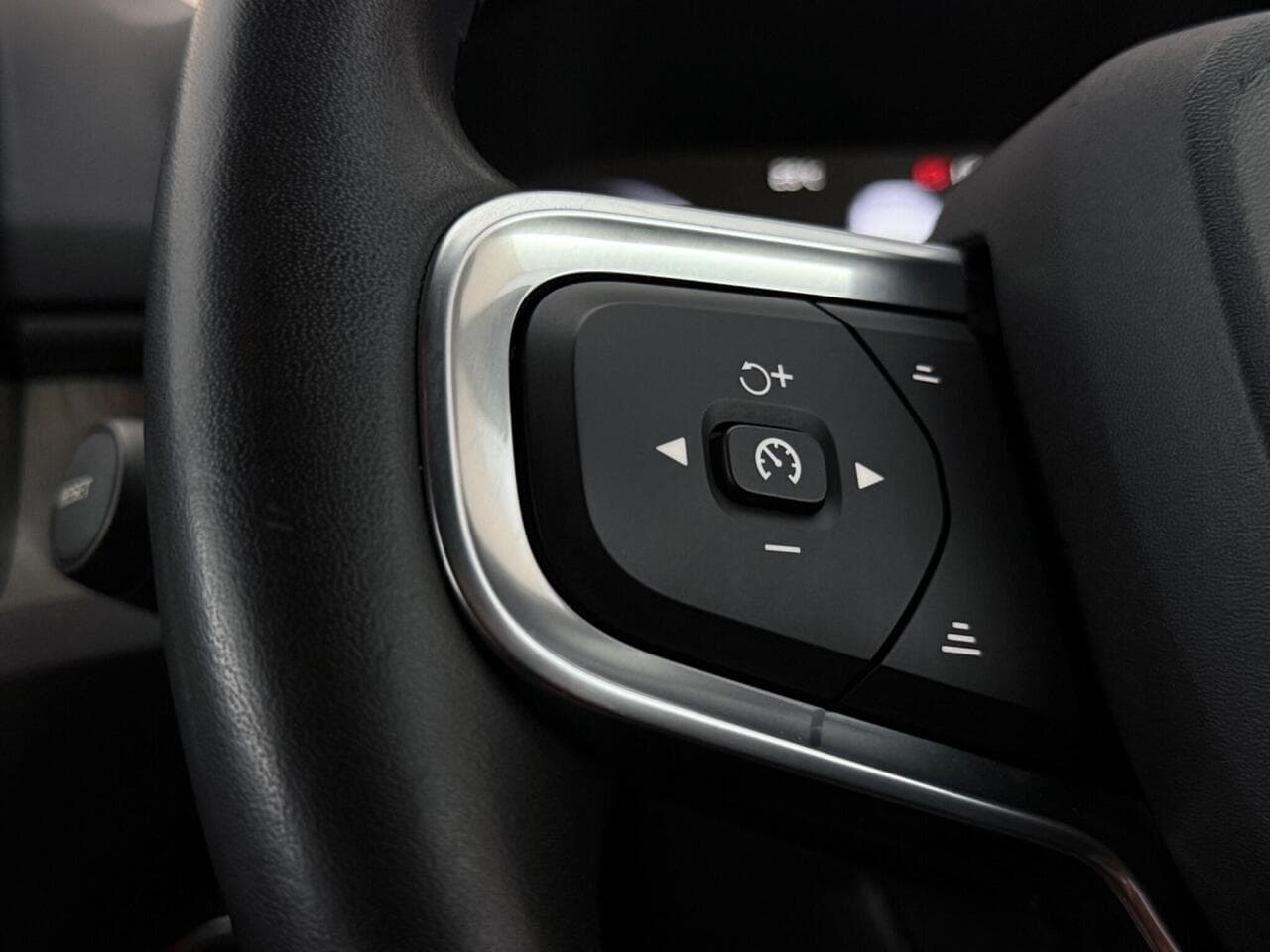 Volvo XC40 thumbnail Misc Controls