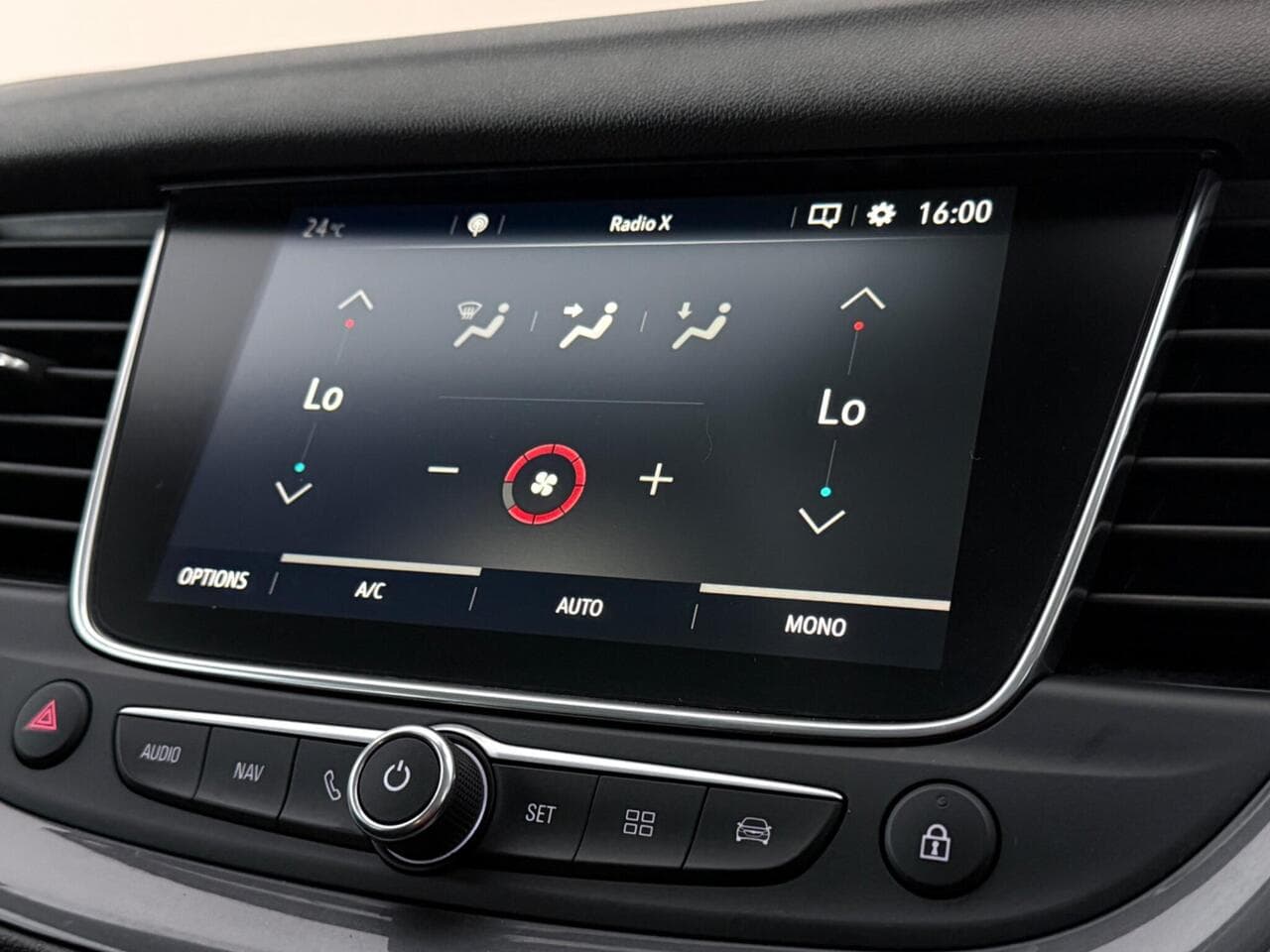Vauxhall Grandland X thumbnail Infotainment System