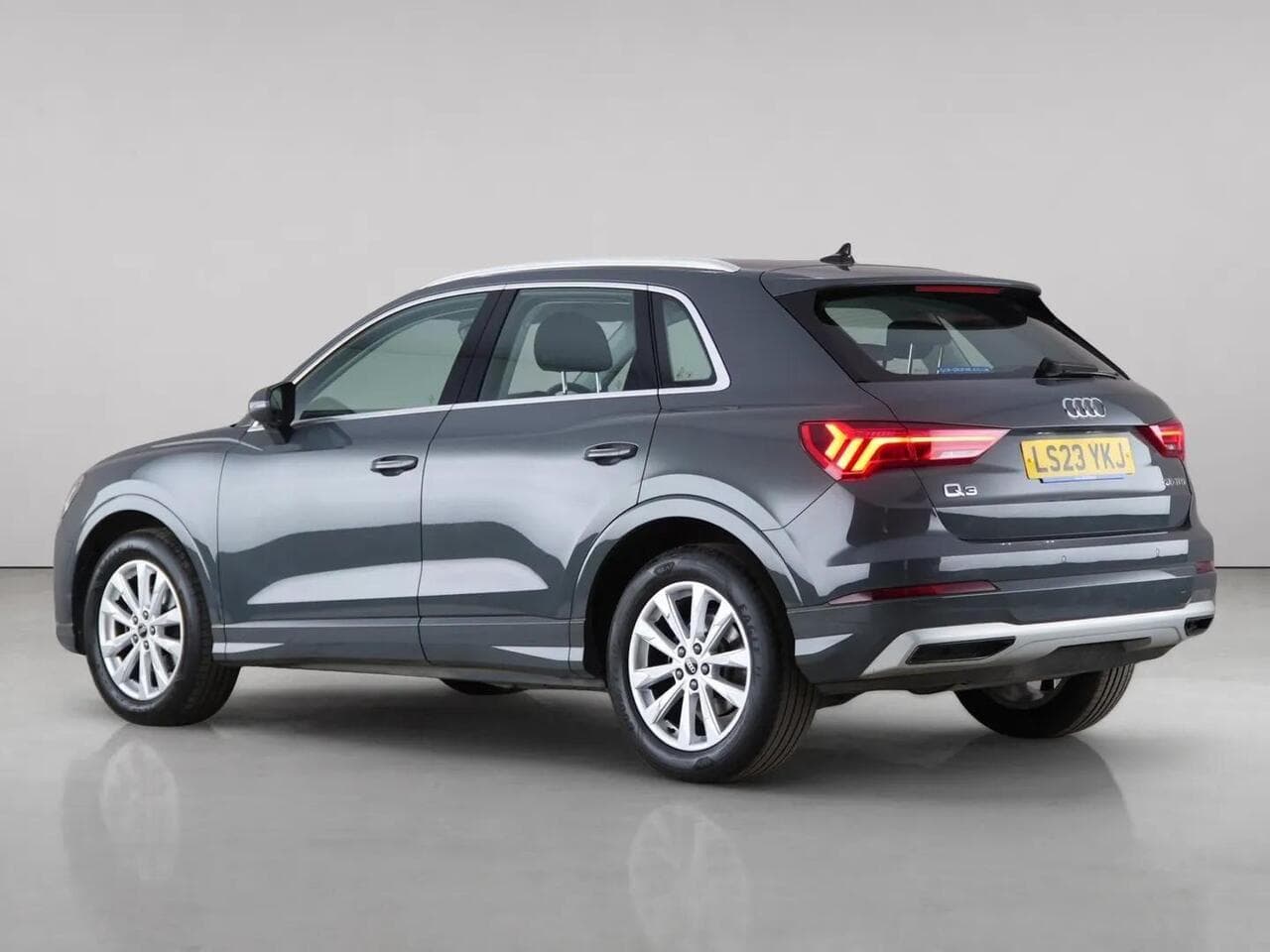 Audi Q3 thumbnail Rear Left