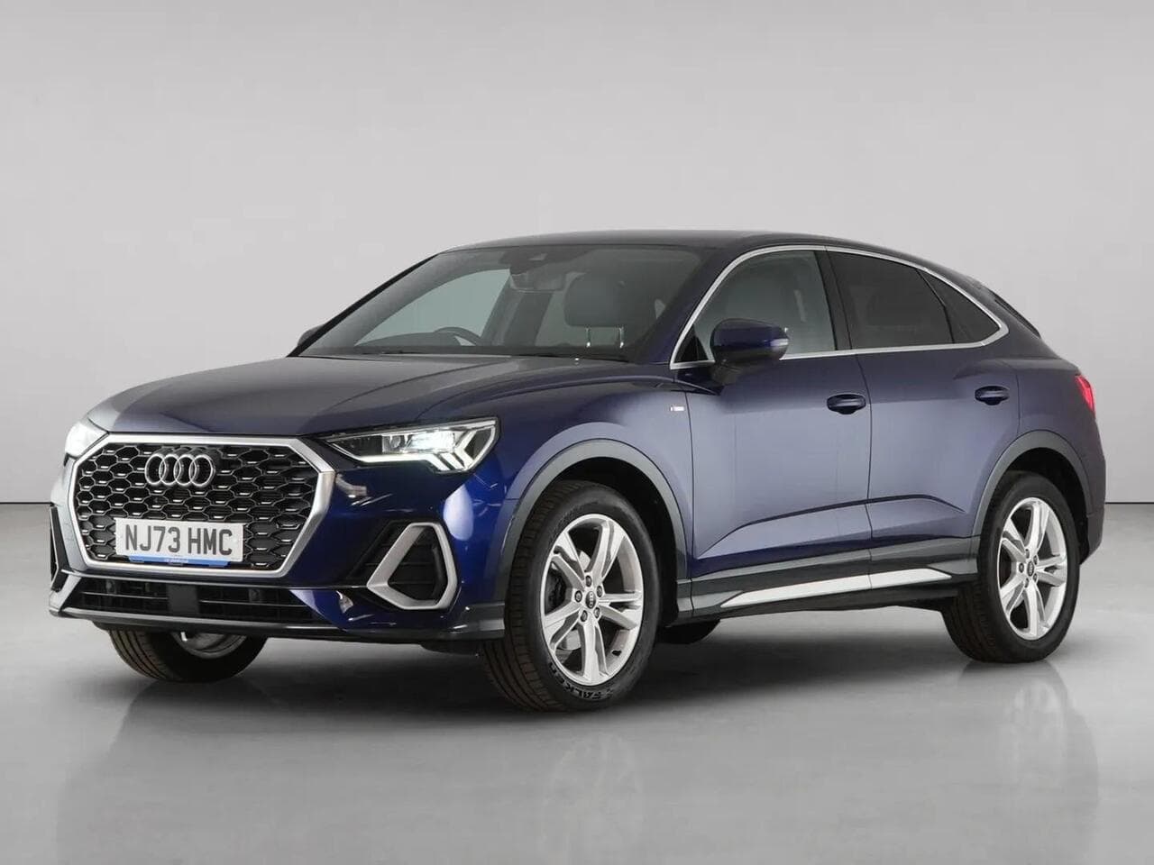 Audi Q3 thumbnail Front Left