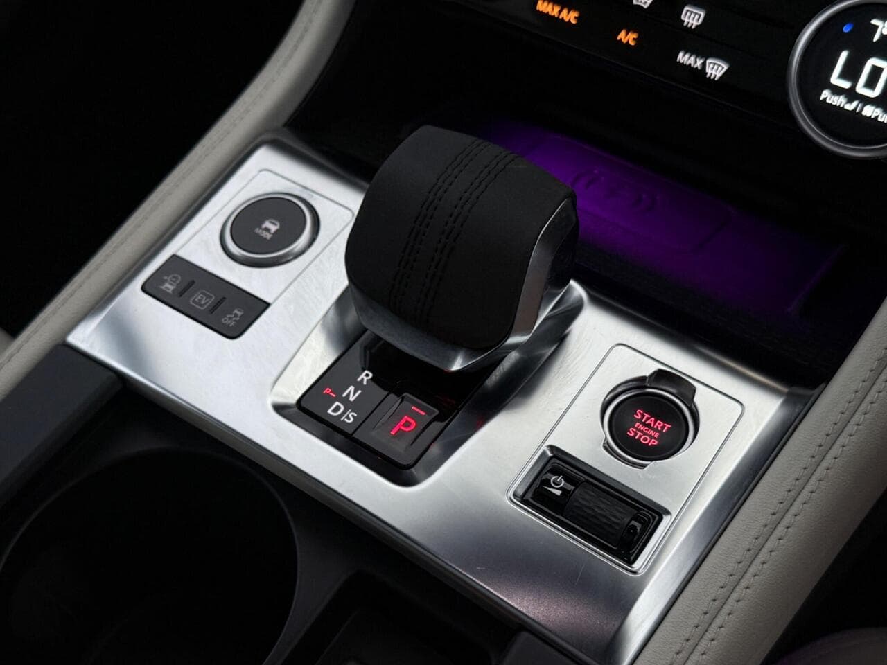 Jaguar F-PACE thumbnail Interior Front