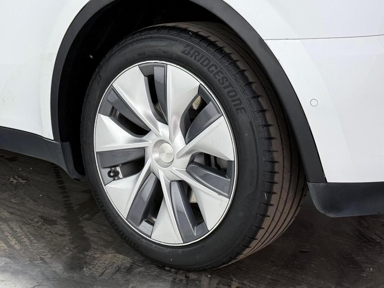 Tesla Model Y thumbnail Wheel