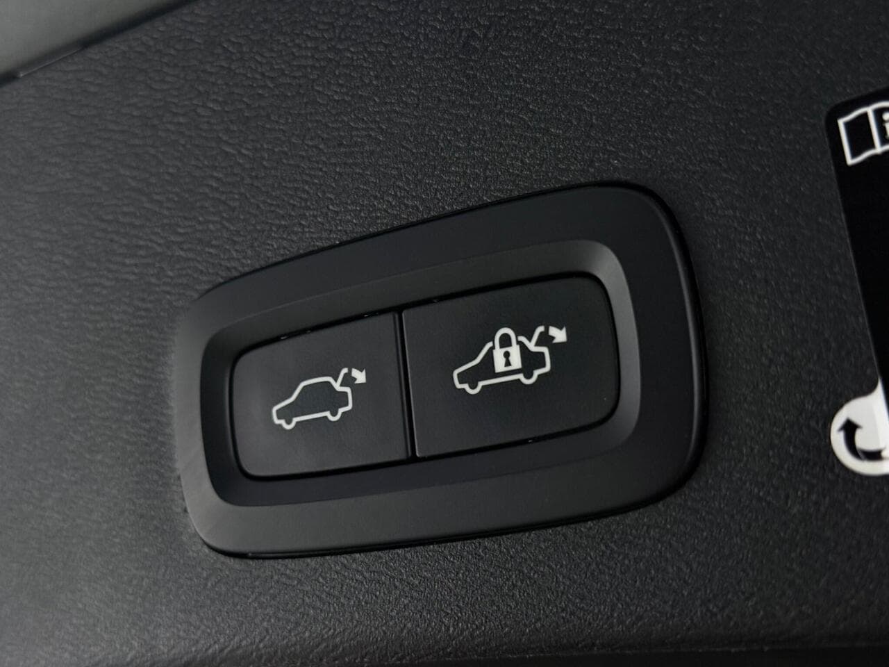 Volvo XC40 thumbnail Misc Controls