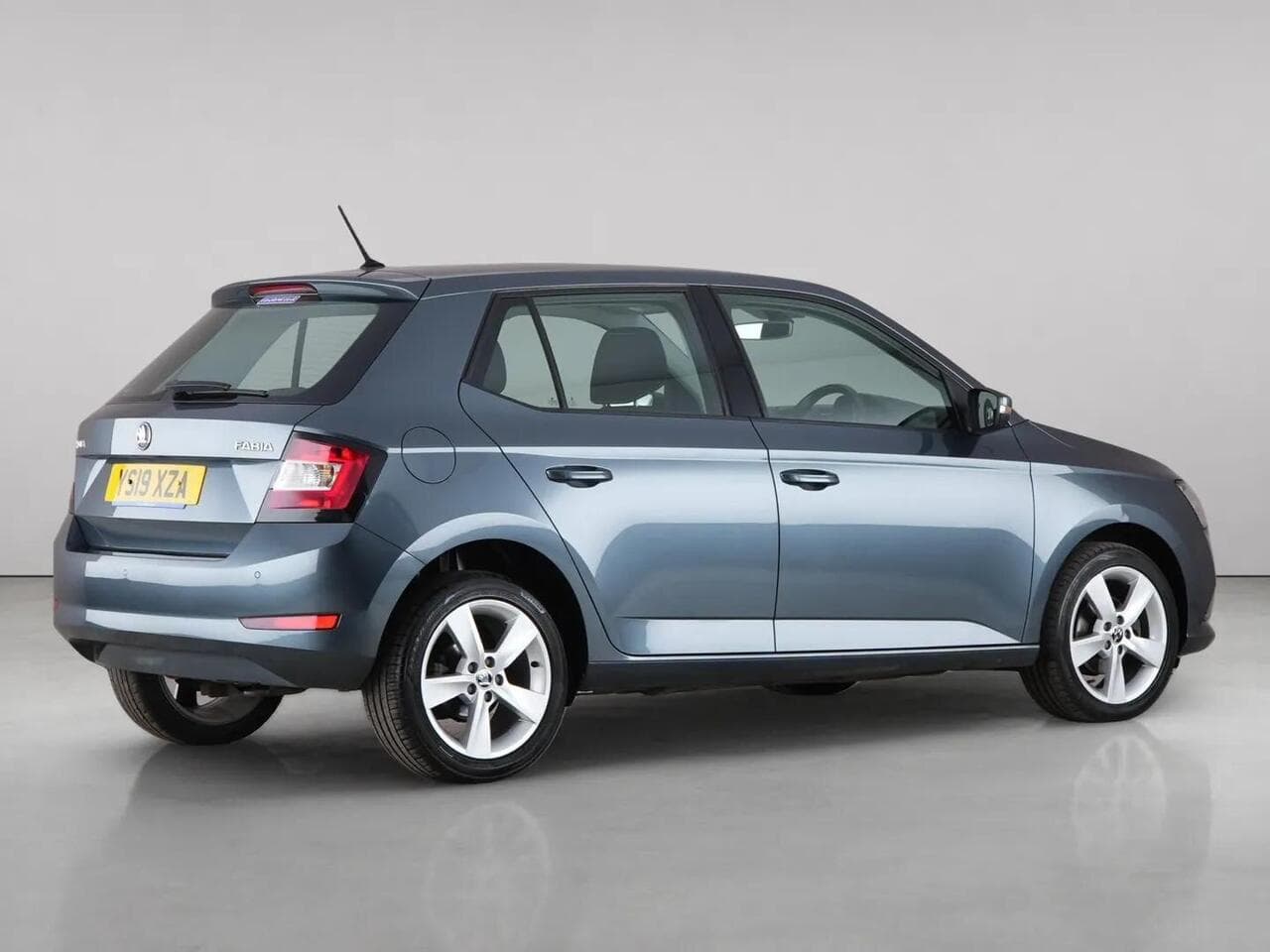 Skoda Fabia thumbnail Side Right