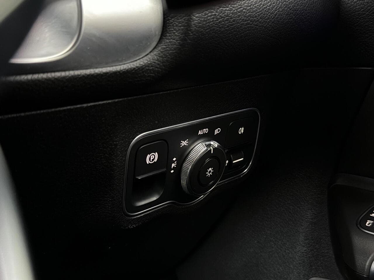 Mercedes-Benz GLB thumbnail Misc Controls