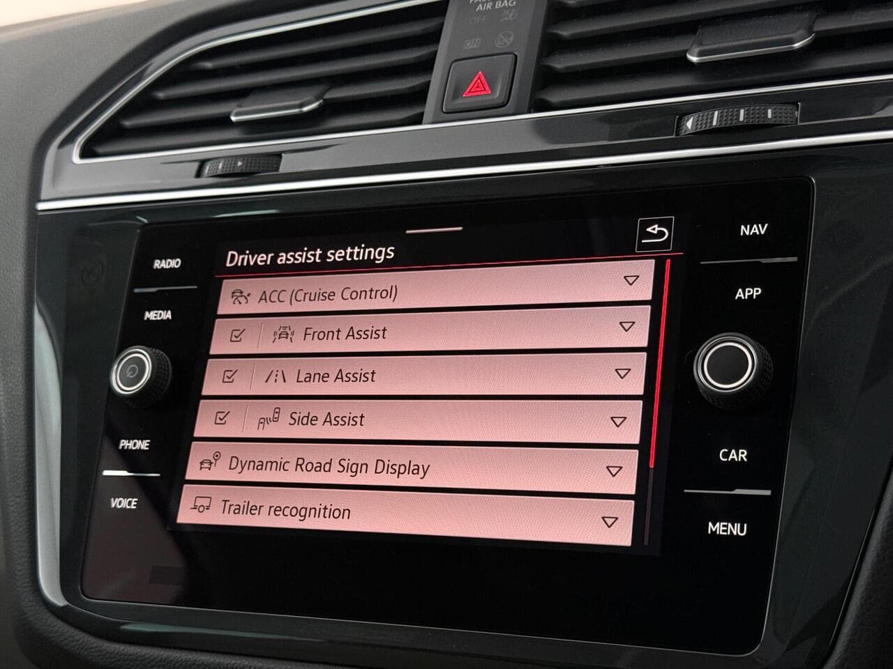 Volkswagen Tiguan thumbnail Infotainment System