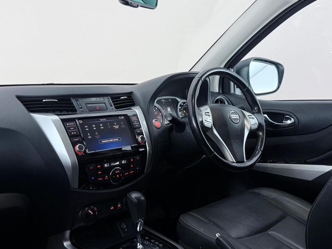 Nissan Navara thumbnail Interior Front