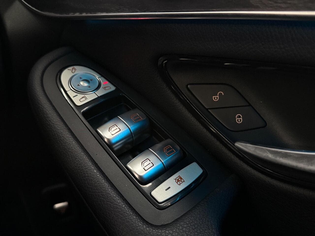 Mercedes-Benz GLC thumbnail Misc Controls