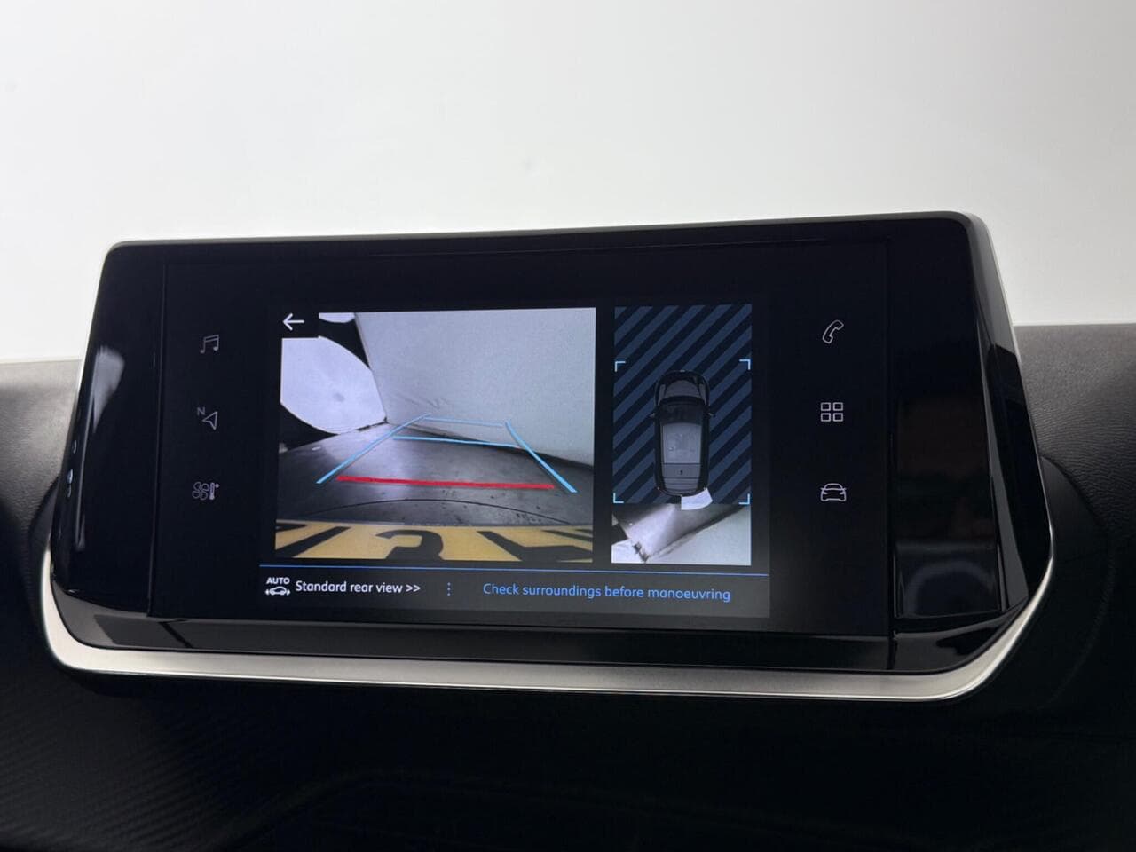 Peugeot 208 thumbnail Infotainment System
