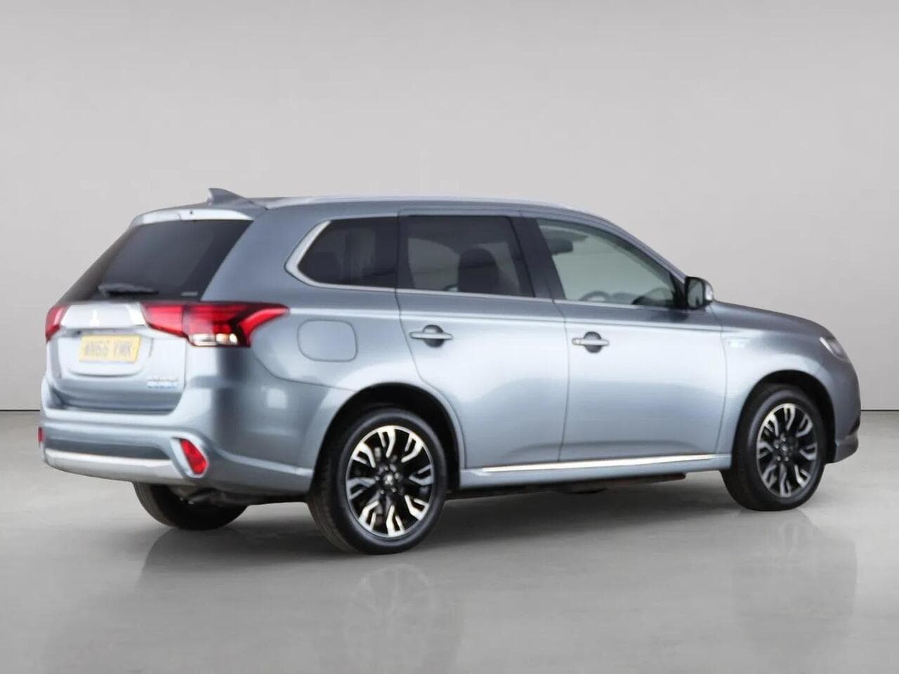 Mitsubishi Outlander thumbnail Rear Right