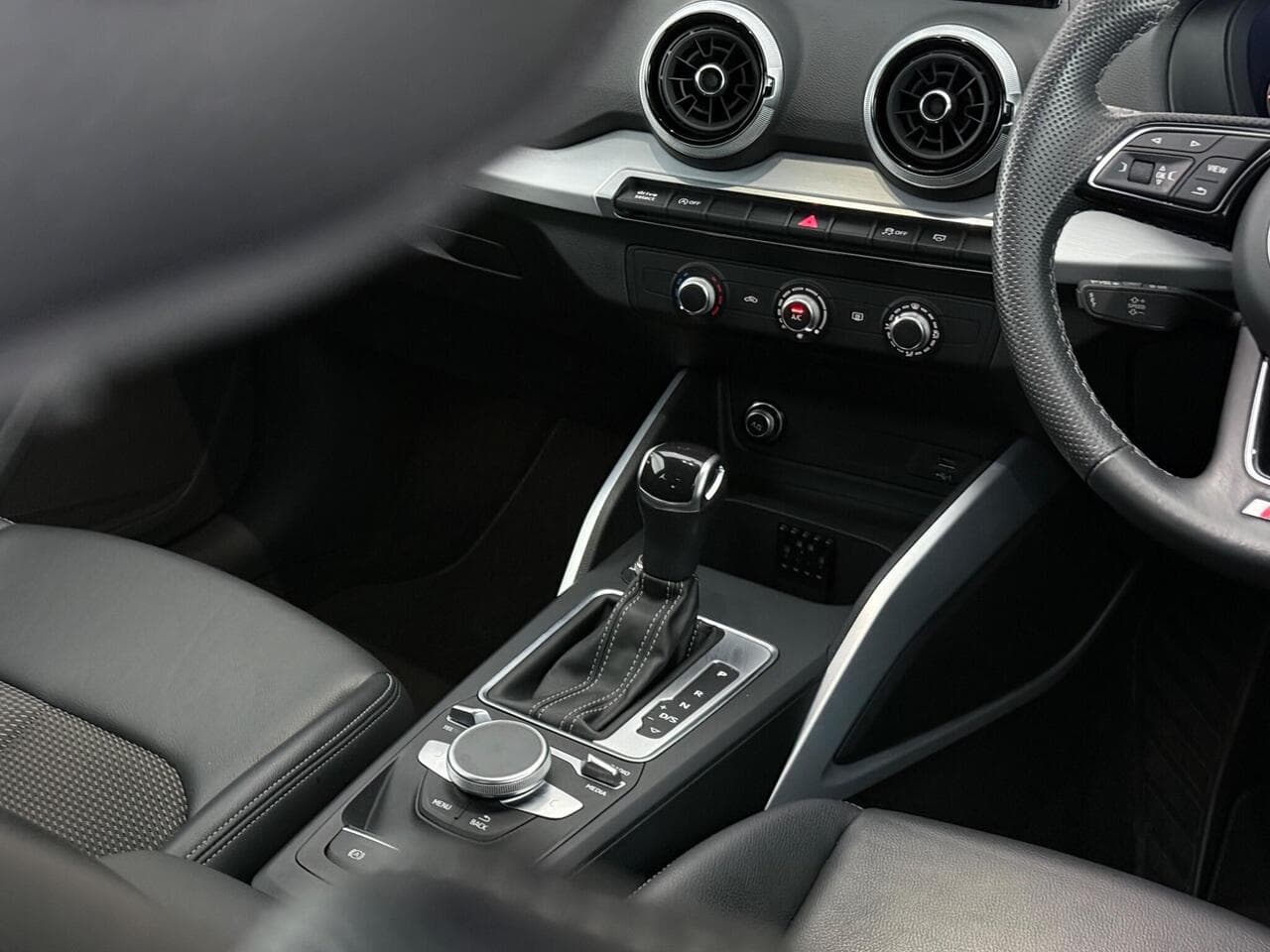 Audi Q2 thumbnail Interior Front