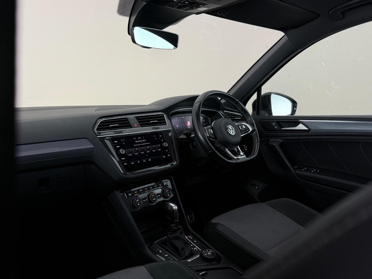 Volkswagen Tiguan thumbnail Interior Front