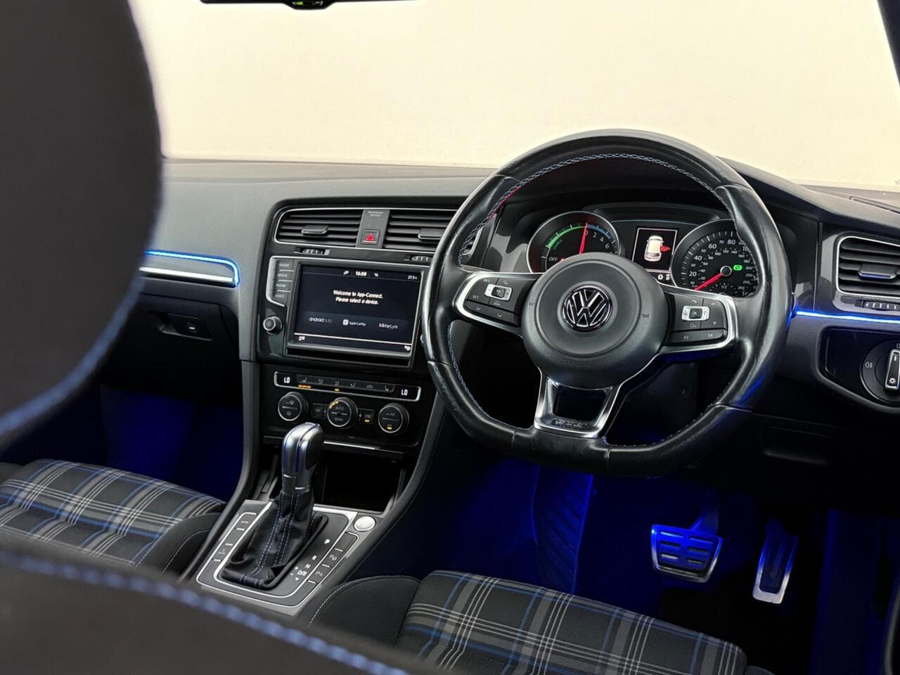 Volkswagen Golf thumbnail Interior Front