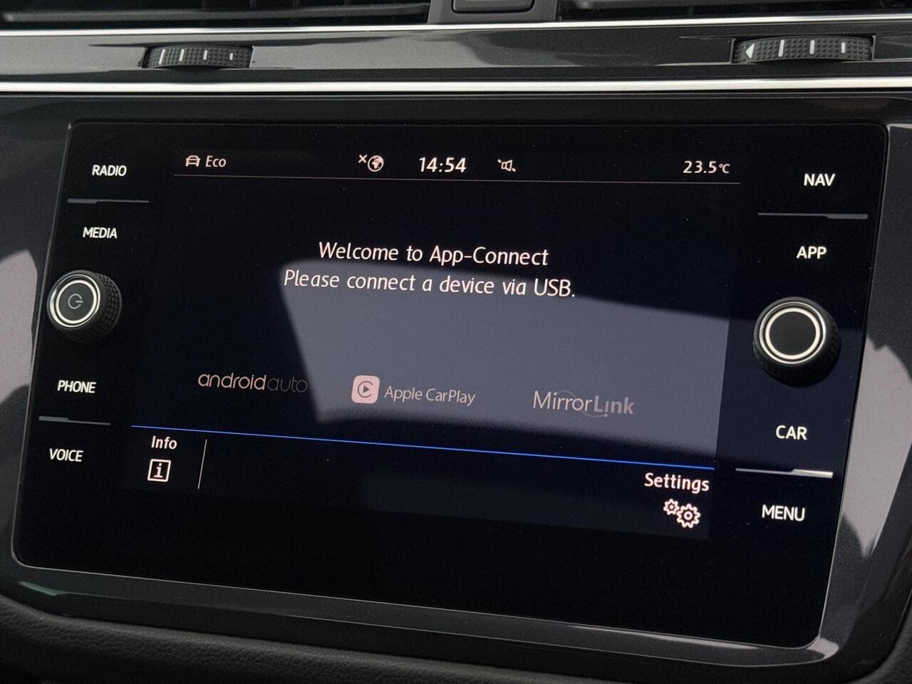 Volkswagen Tiguan thumbnail Infotainment System
