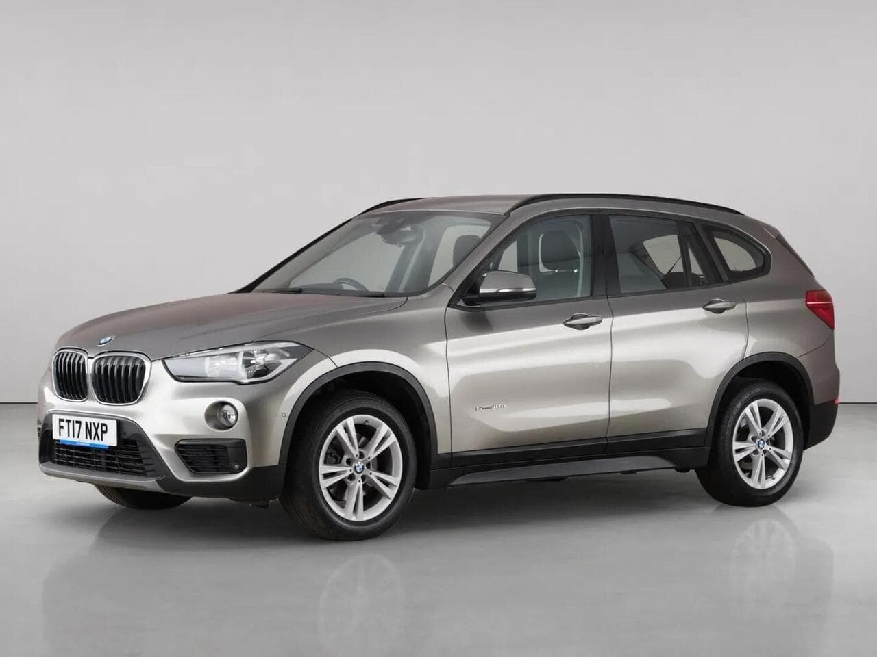 BMW X1 thumbnail Front Left