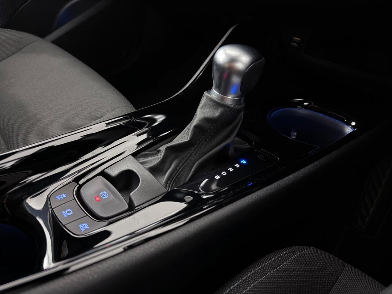 Toyota C-HR thumbnail Interior Front
