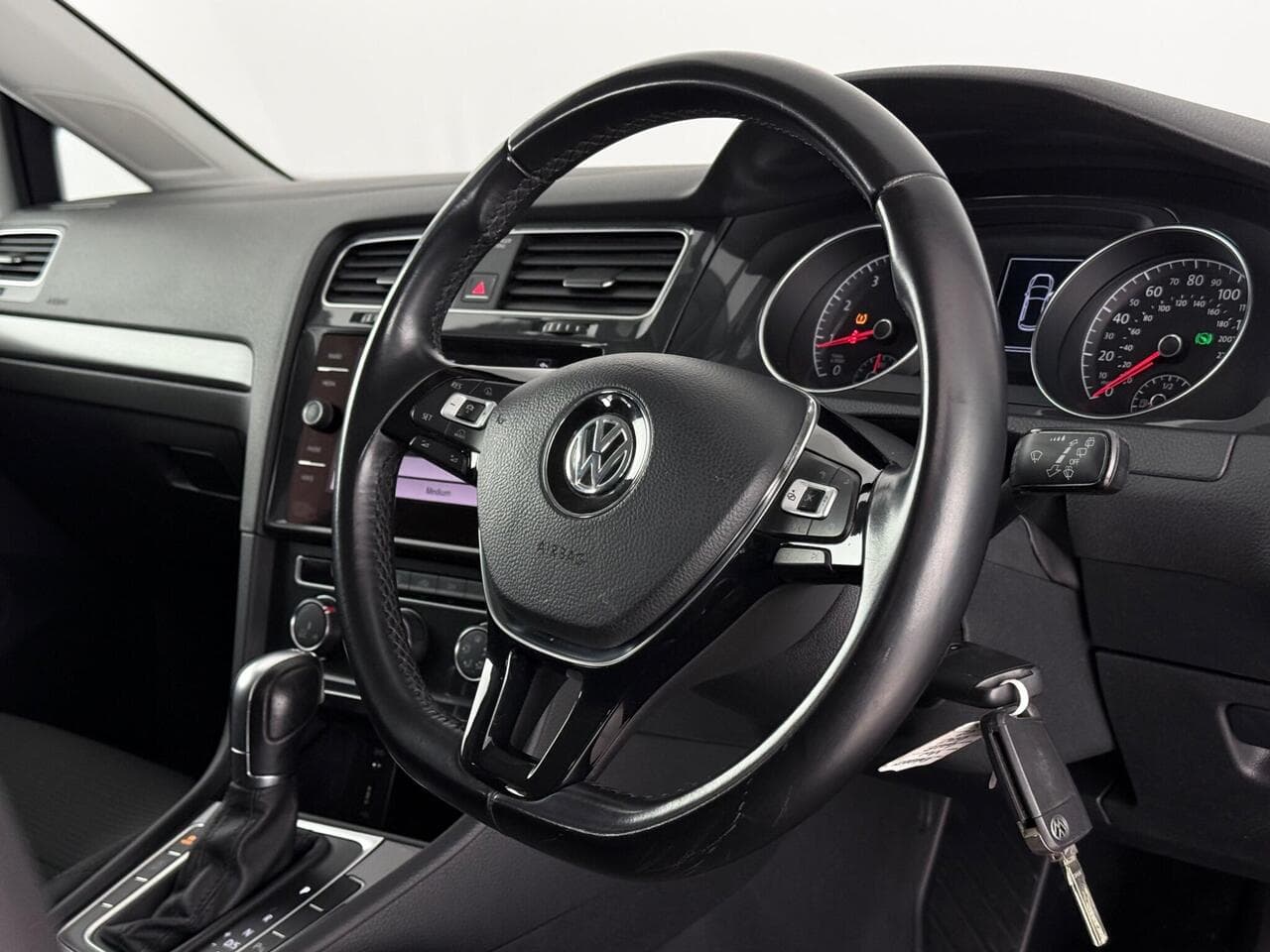 Volkswagen Golf thumbnail Steering Wheel