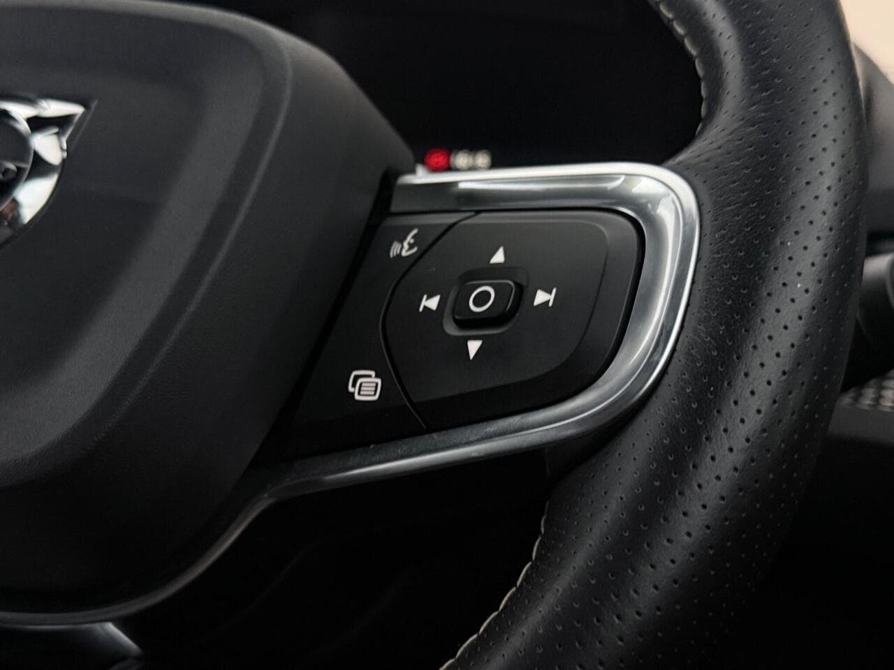 Volvo XC40 thumbnail Misc Controls