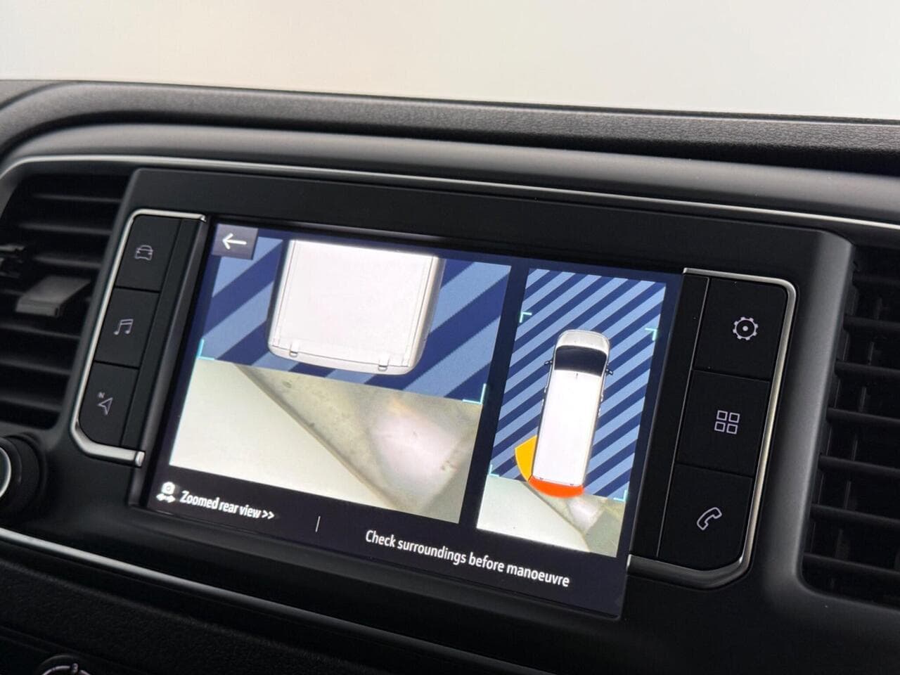 Vauxhall Vivaro thumbnail Infotainment System
