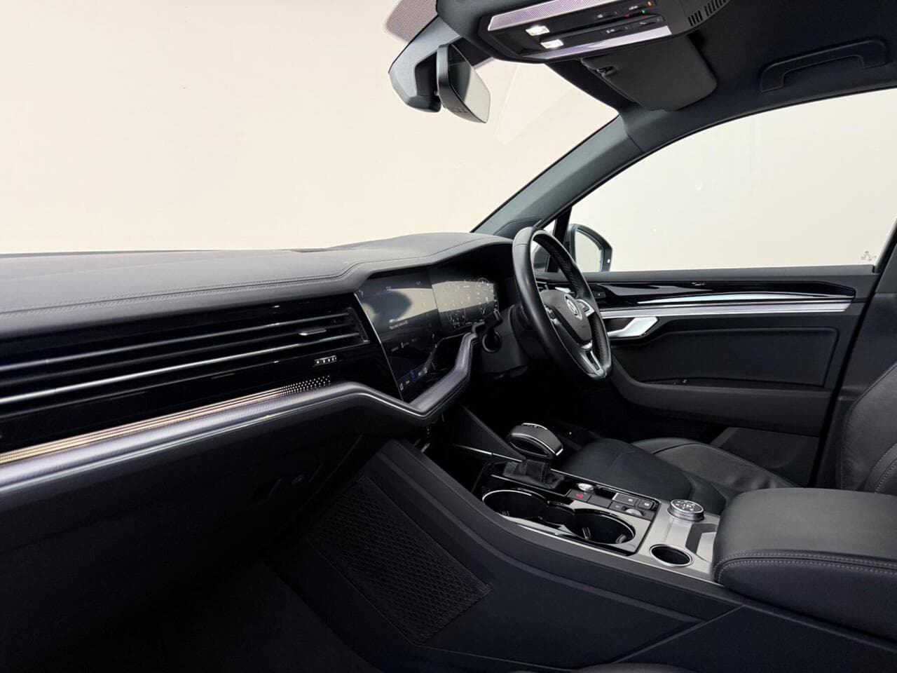 Volkswagen Touareg thumbnail Interior Front