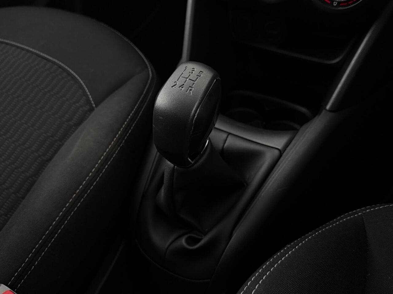 Peugeot 208 thumbnail Interior Front